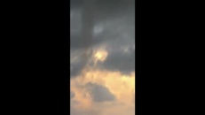 Des touristes assez passifs devant une tornade
