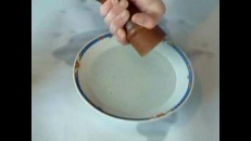 Truc du poivre dans bol d’eau
