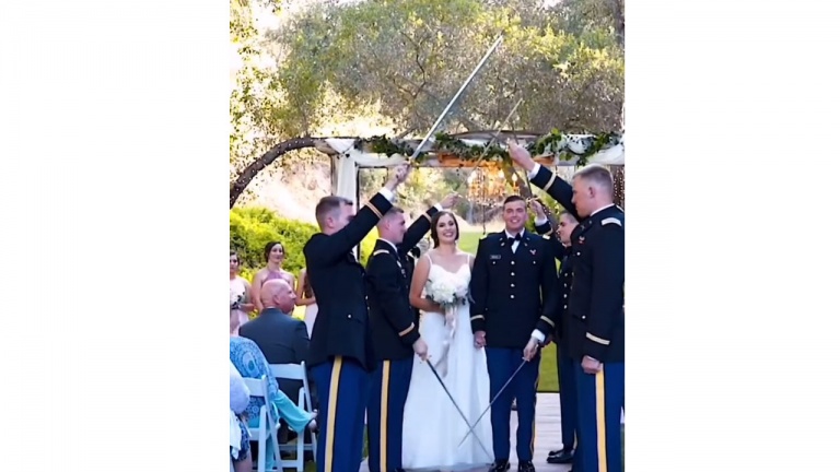L’armée demande un meilleur baiser pour passer!