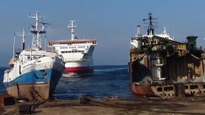 Un bateau fonce à toute allure sur la rive!