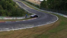 Un fan passe à deux cheveux de se faire écraser par une voiture de course