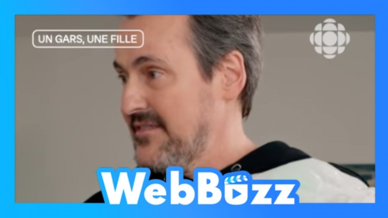 Un gars, une fille, les poubelles, le compostage et le recyclage