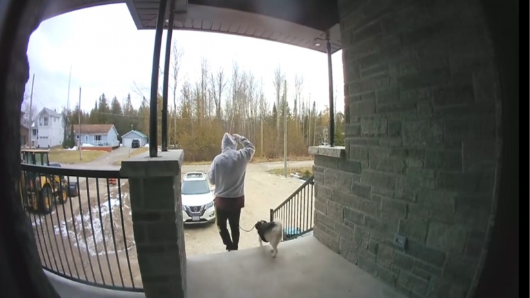 Un homme promène le manteau d'un chien, mais pas le chien