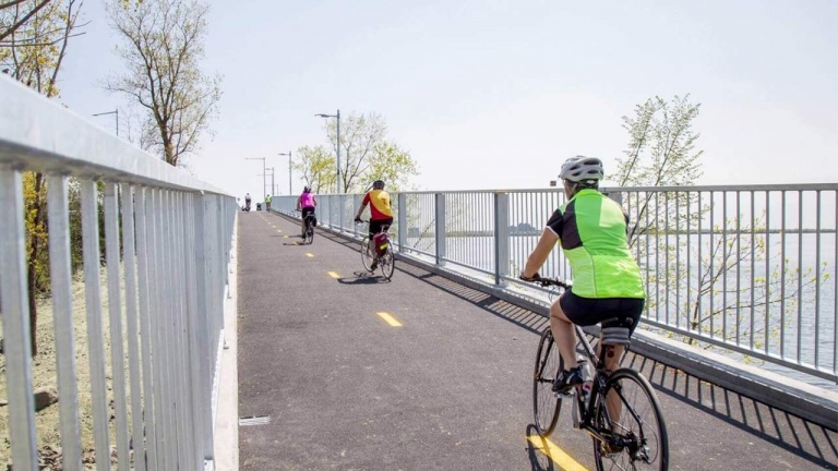 Une piste cyclable qui passe du pont au beau milieu du fleuve