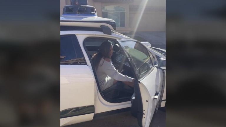 Une voiture taxi autonome sur la route sans conducteur