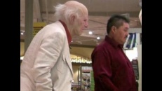 Grand-papa pète en public