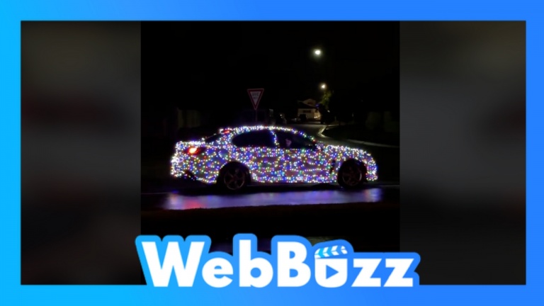 Une voiture décorée avec des lumières de Noël