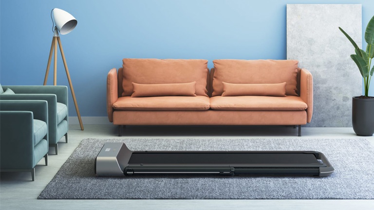 Ce tapis roulant pliable est si ergonomique qu'il se range sous le divan Ce tapis roulant pliable est si ergonomique qu'il se range sous le divan