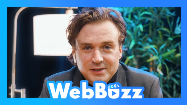 Arnaud Soly en courtier immobilier fendant