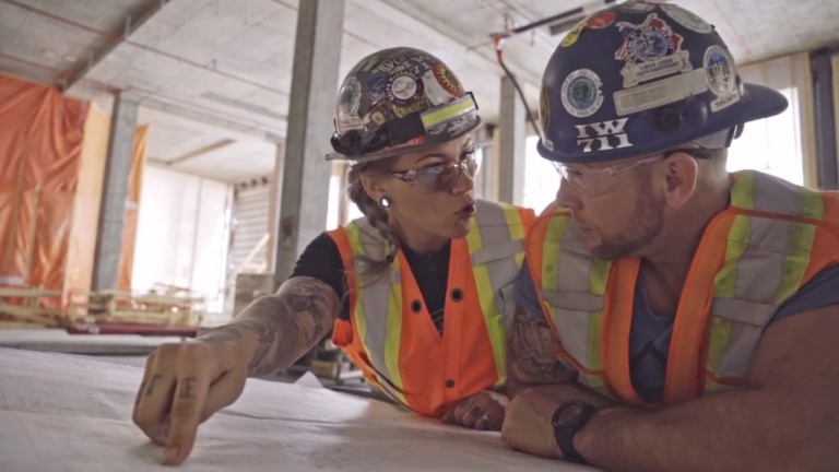 Clips audacieux sur la condition des femmes travaillant en construction