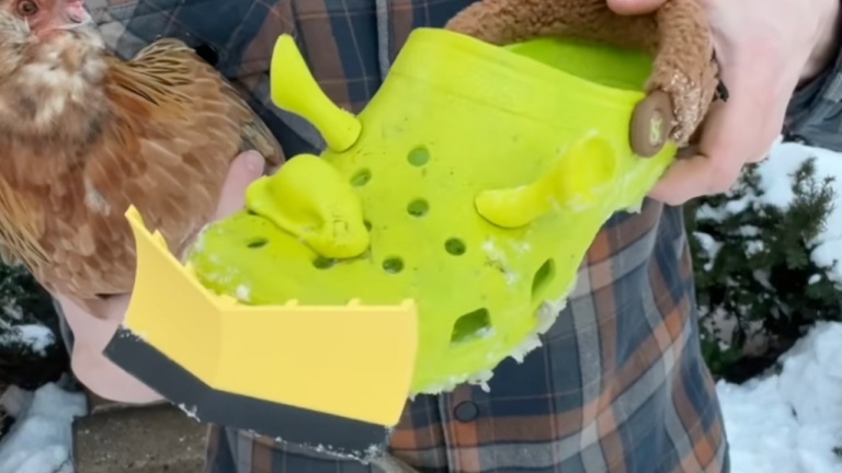 Des Crocs pour déneiger son entrée
