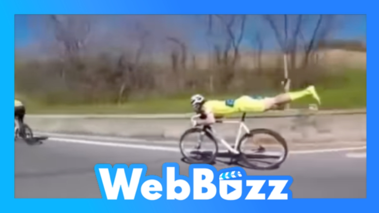 Ce cycliste fait la planche sur son vélo