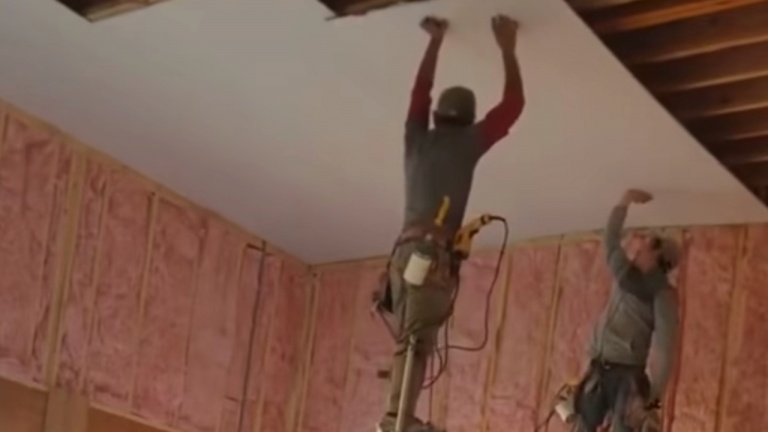 Une méthode ingénieuse pour poser du gypse au plafond