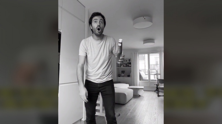 Un truc Tik Tok avec du ketchup qui tourne mal! 