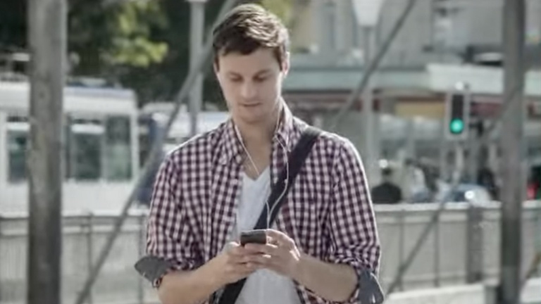 Pub choc: Marcher en textant au cellulaire... danger!