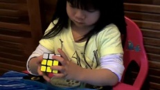 Jeune virtuose du cube Rubik's