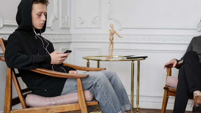 Comment faire retirer photos et vidéos de mineurs de Facebook, TikTok